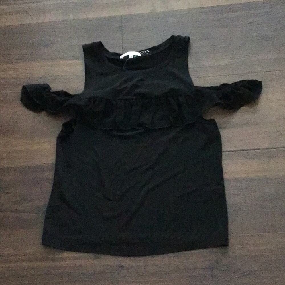 Willow & Clay NWT Top with Ruffles and open Shoulder
